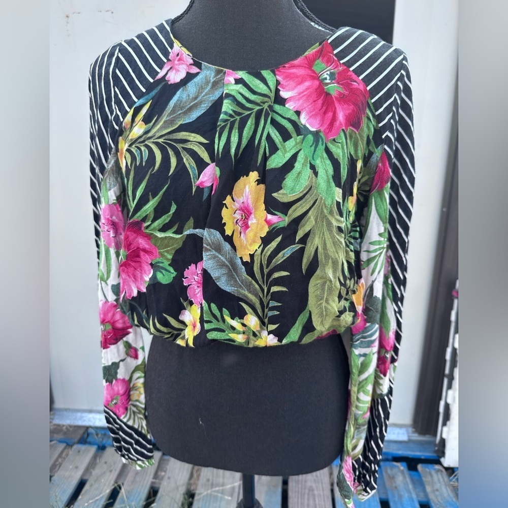 FARM RIO WOMENS PERITE OPEN BACK Floral Black Top with Striped Sleeves